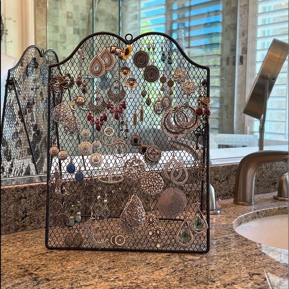 Gadgets and Gizmos Jewelry - NWT Unique Jewelry Display Stand for Earrings